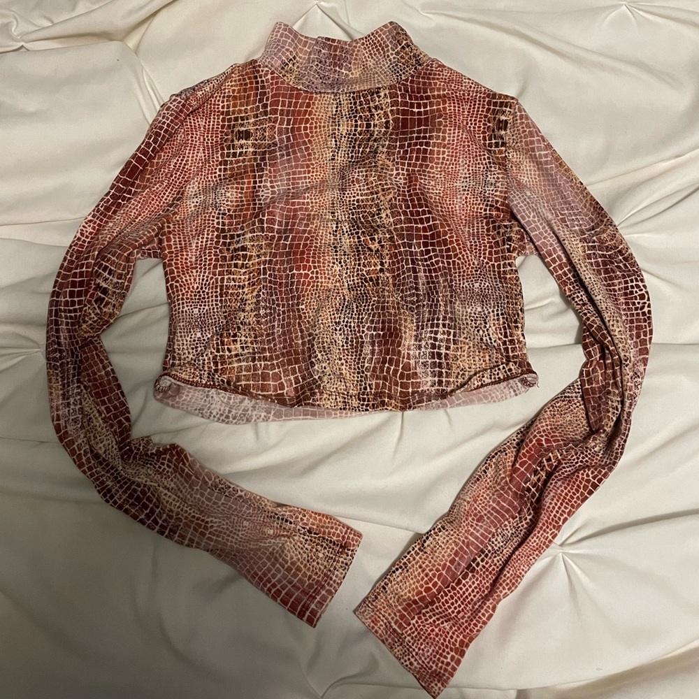 MOCK NECK SNAKE PRINT CROP TOP